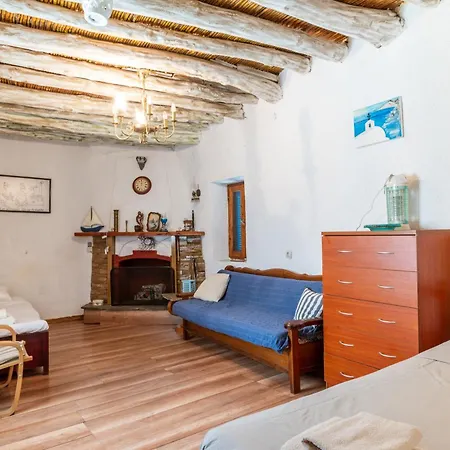 Andros Traditional House Tatil Evi Episkopion (Andros)