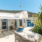 펜션 Andros Traditional House